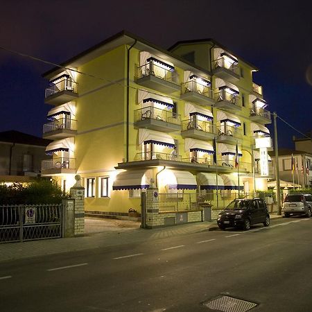 Hotel Fortunella Camaiore Bagian luar foto
