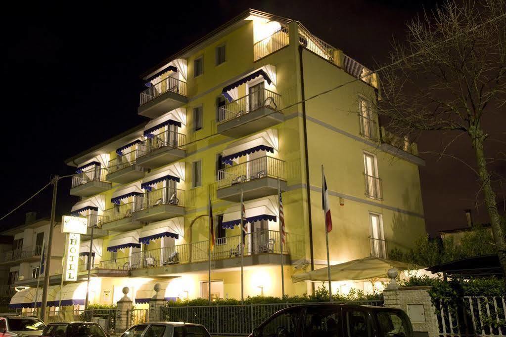 Hotel Fortunella Camaiore Bagian luar foto